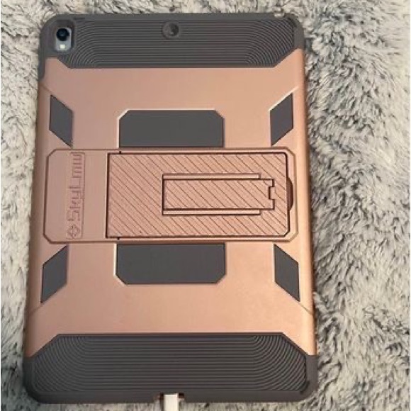 iPad Pro 10.5 64gb - Picture 3 of 5